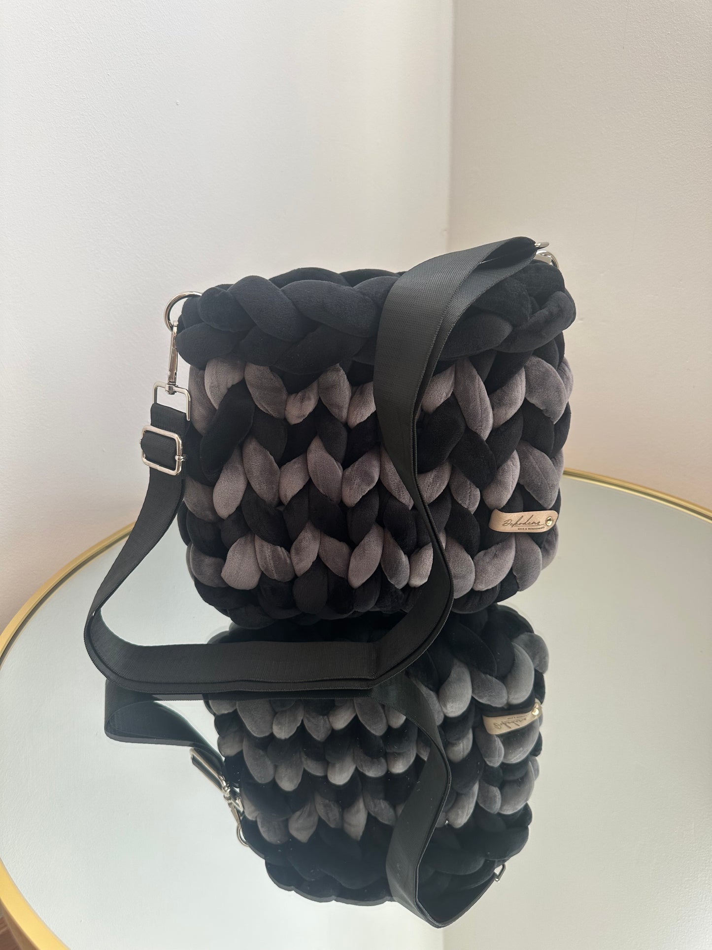 Moderne Umhängetasche handgemacht – Chunky Knit Bag
- Samt - Schwarz/Grau - 27x25cm