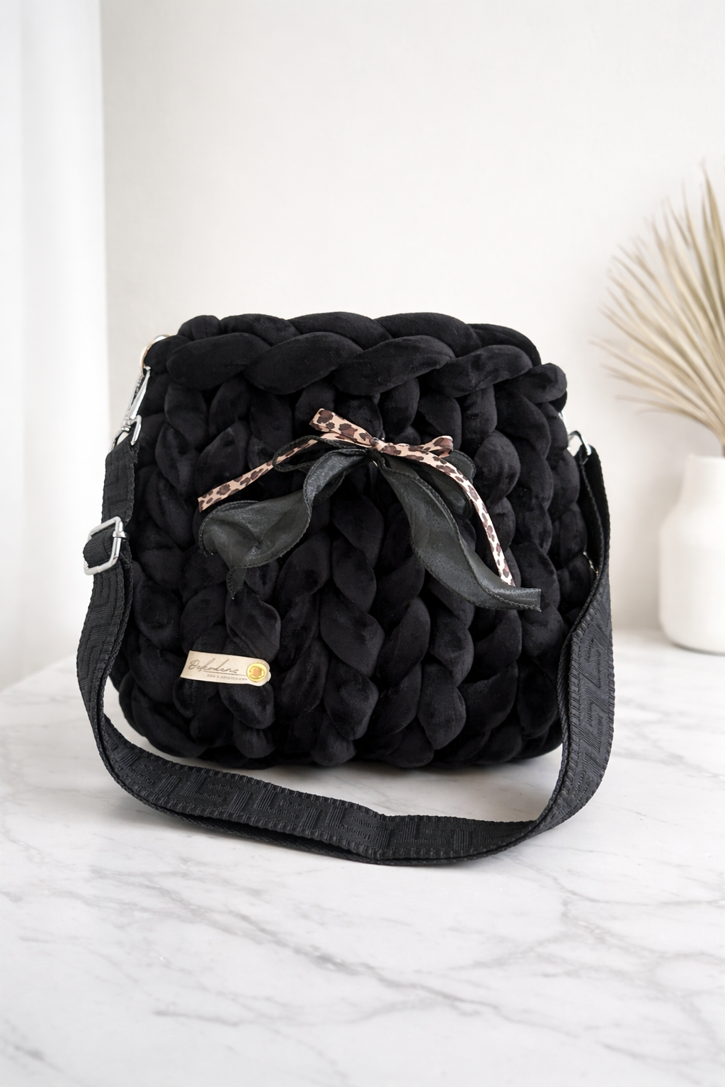 Moderne Umhängetasche handgemacht – Chunky Knit Bag - Samt - Schwarz - 27x25cm