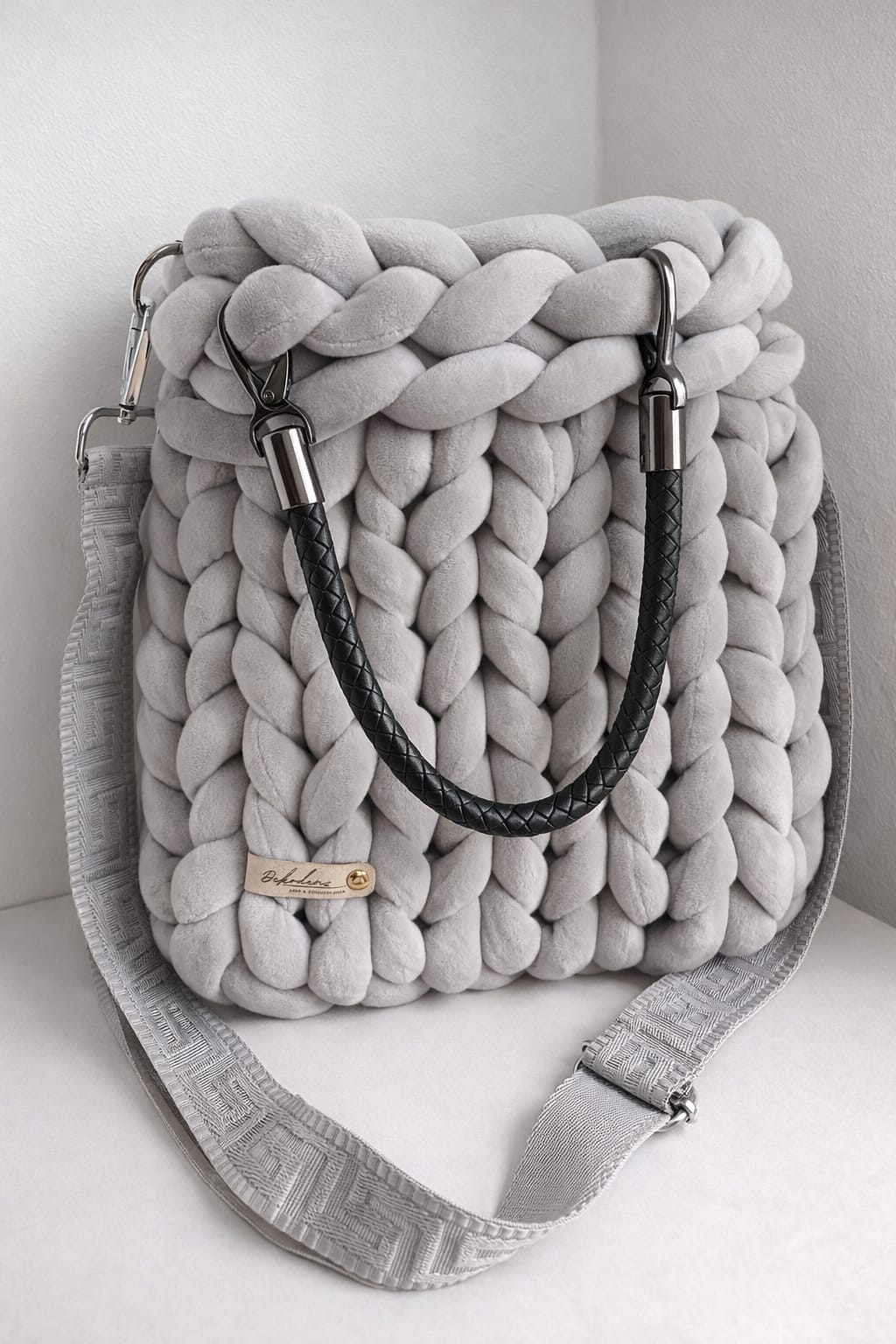 Moderne Umhängetasche handgemacht – Chunky Knit Bag  - Samt - Grau - 30x27cm
