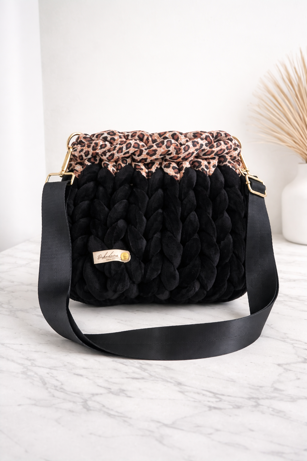 Moderne Tragetasche handgemacht – Chunky Knit Bag  - Samt - Schwarz/Leo - 27x23cm