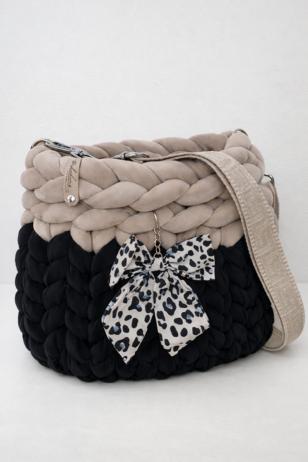 Moderne Umhängetasche handgemacht – Chunky Knit Bag  - Samt - Greige/Schwarz - 30x24cm